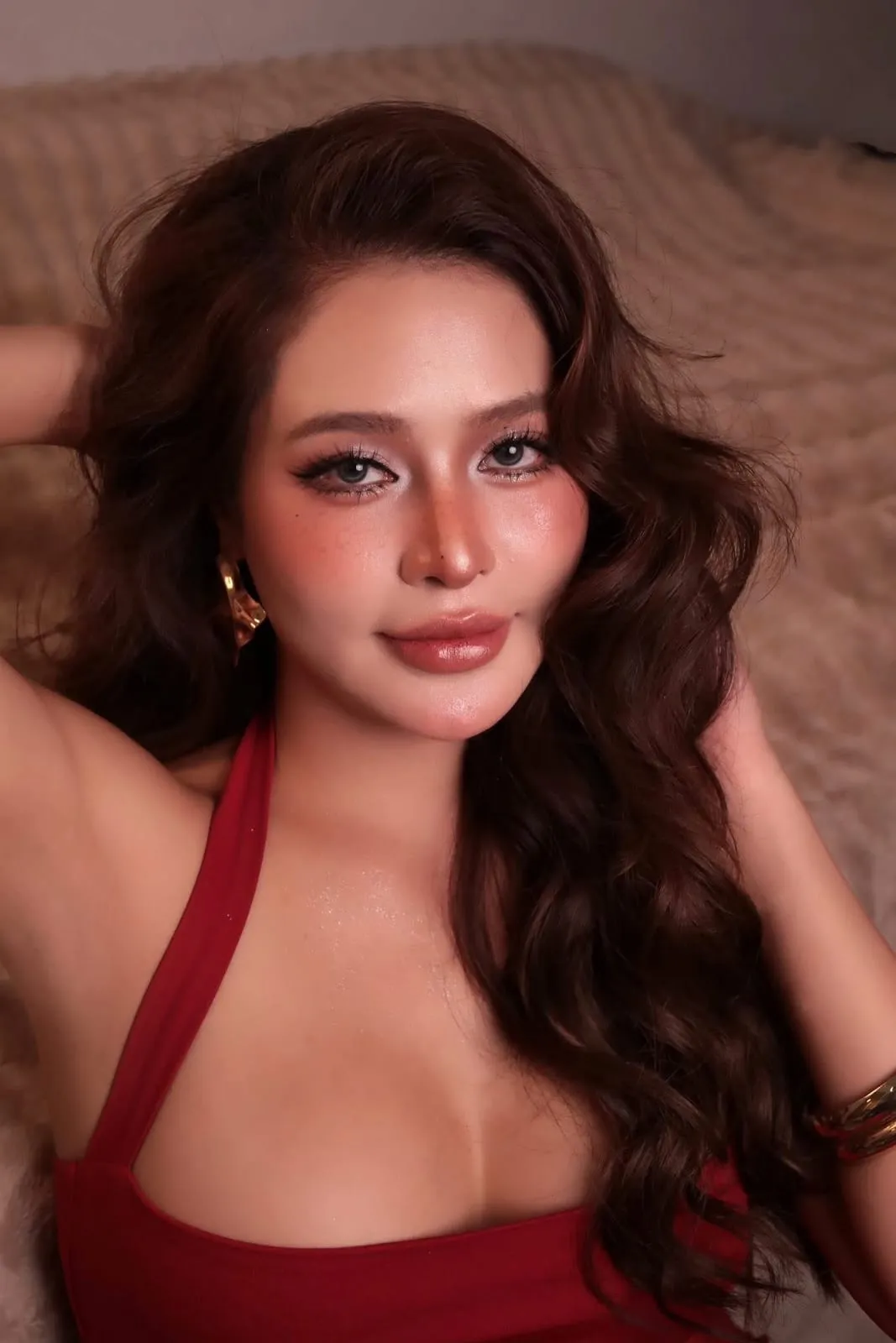 Tóc nâu đỏ xoăn sóng, má cam cháy, môi nude bóng, áo đỏ, KINKAY Sài Gòn