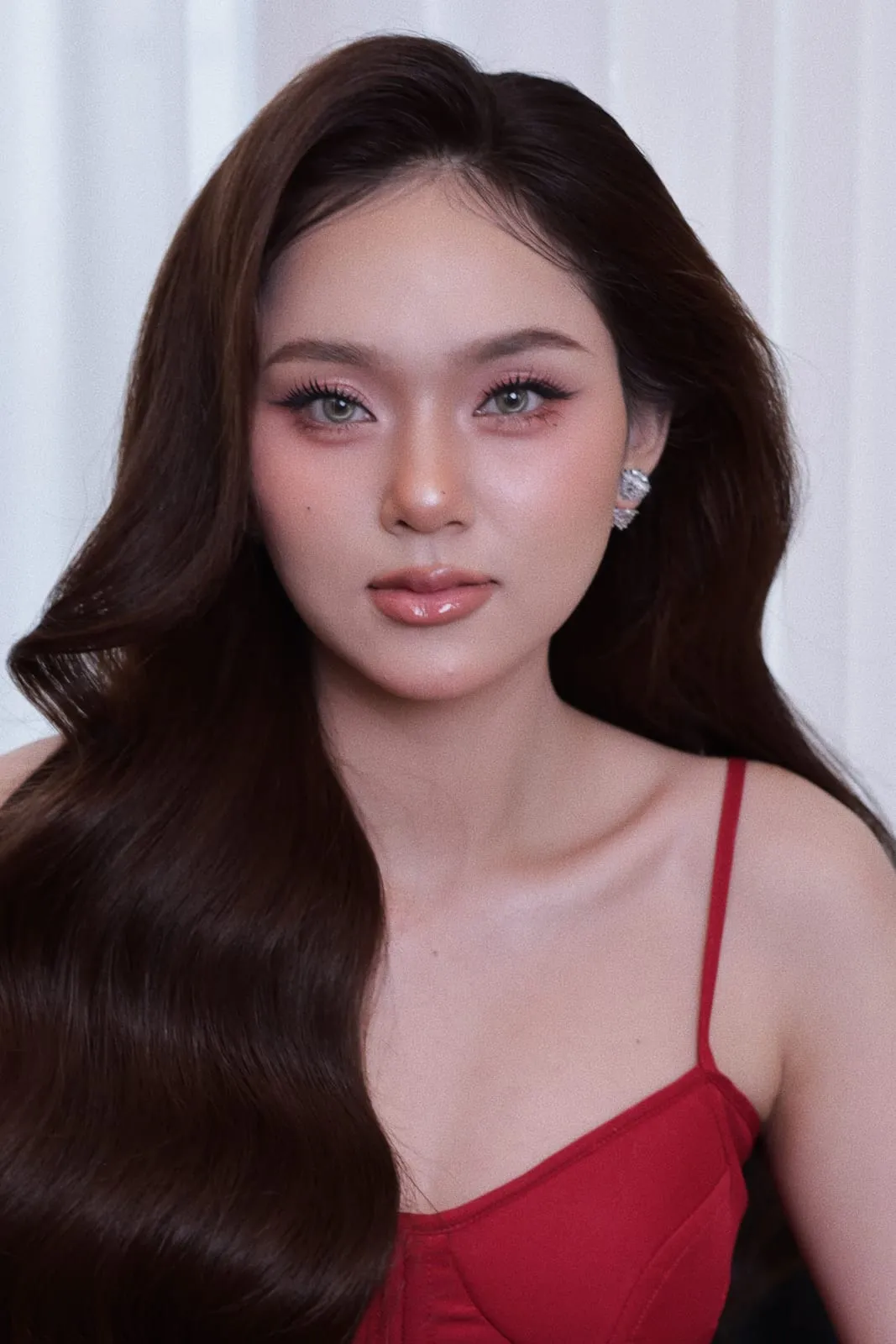 Sau khi makeup cô dâu tông Thái, tóc uốn sóng nâu đỏ và mắt khói ấm, trang điểm bởi Kay, KINKAY TP.HCM