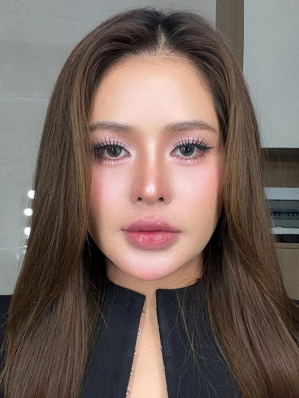 Sau khi makeup tông Thái, mắt to nâu sáng, môi hồng đầy, tóc ép thẳng, makeup bởi KINKAY, TP.HCM