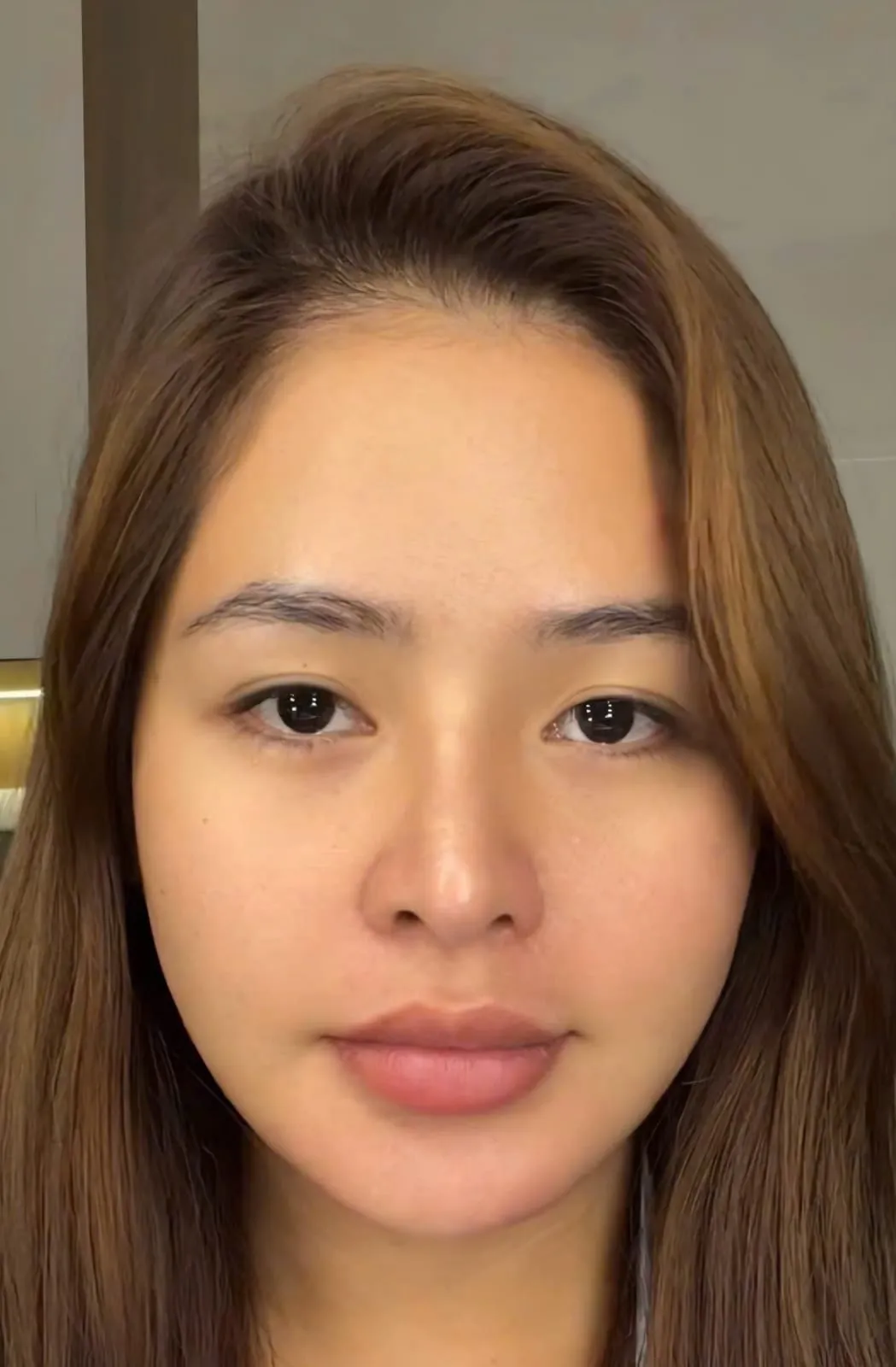 Mặt mộc trước khi makeup, tóc nâu rẽ ngôi giữa, KINKAY Sài Gòn