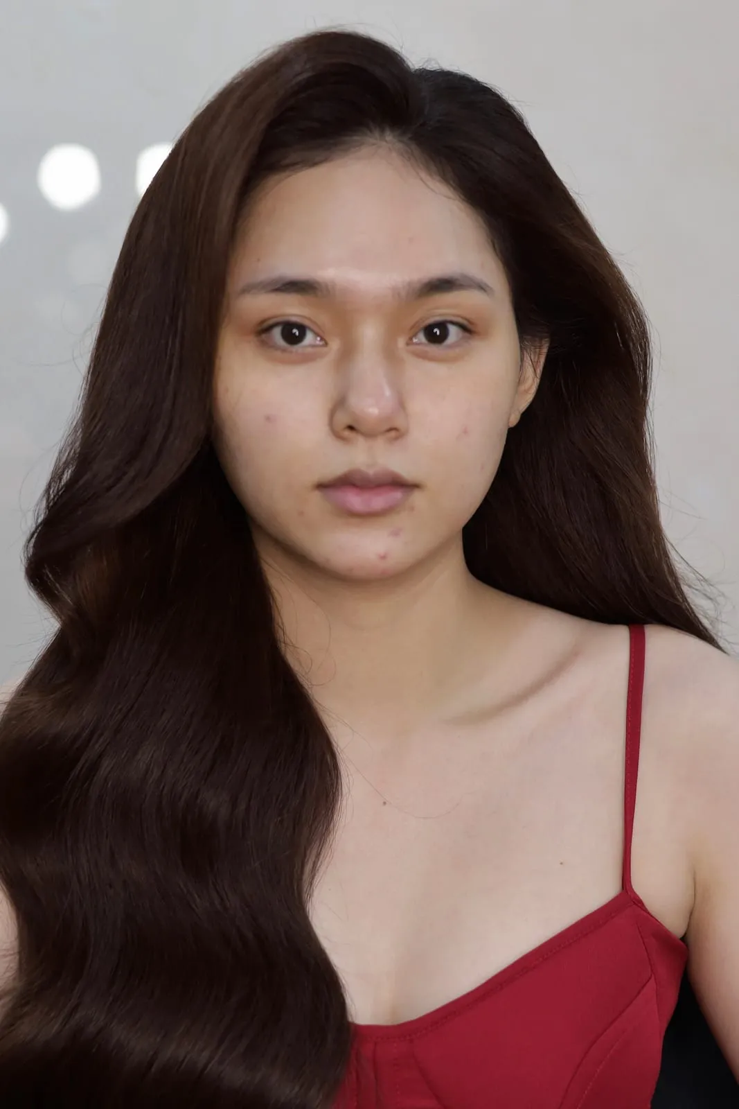 Mặt mộc trước buổi makeup cô dâu tông Thái, áo đỏ, trang điểm bởi Kay, KINKAY TP.HCM