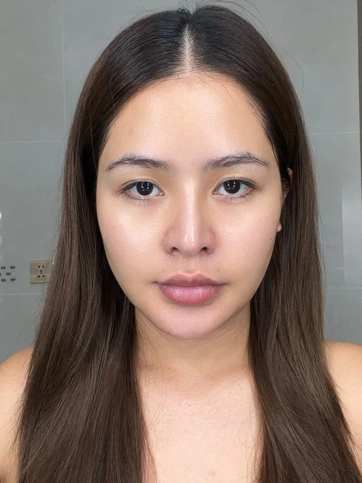 Mặt mộc trước buổi makeup tông Thái, tóc đen dài rẽ giữa, makeup bởi KINKAY, TP.HCM