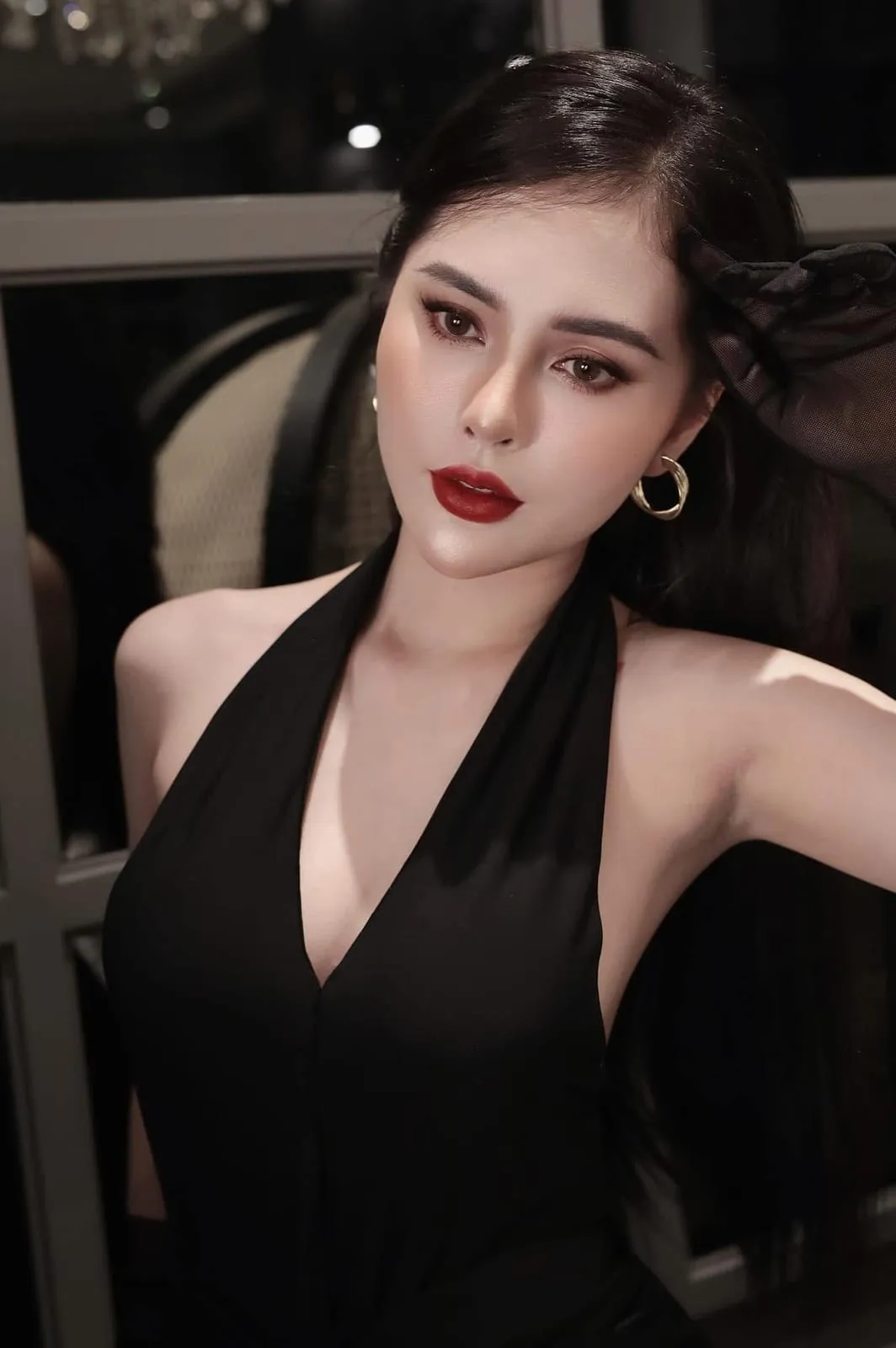 Đầm đen cổ yếm, môi đỏ sẫm, khuyên tròn vàng, chụp đêm cạnh xe, KINKAY TP.HCM