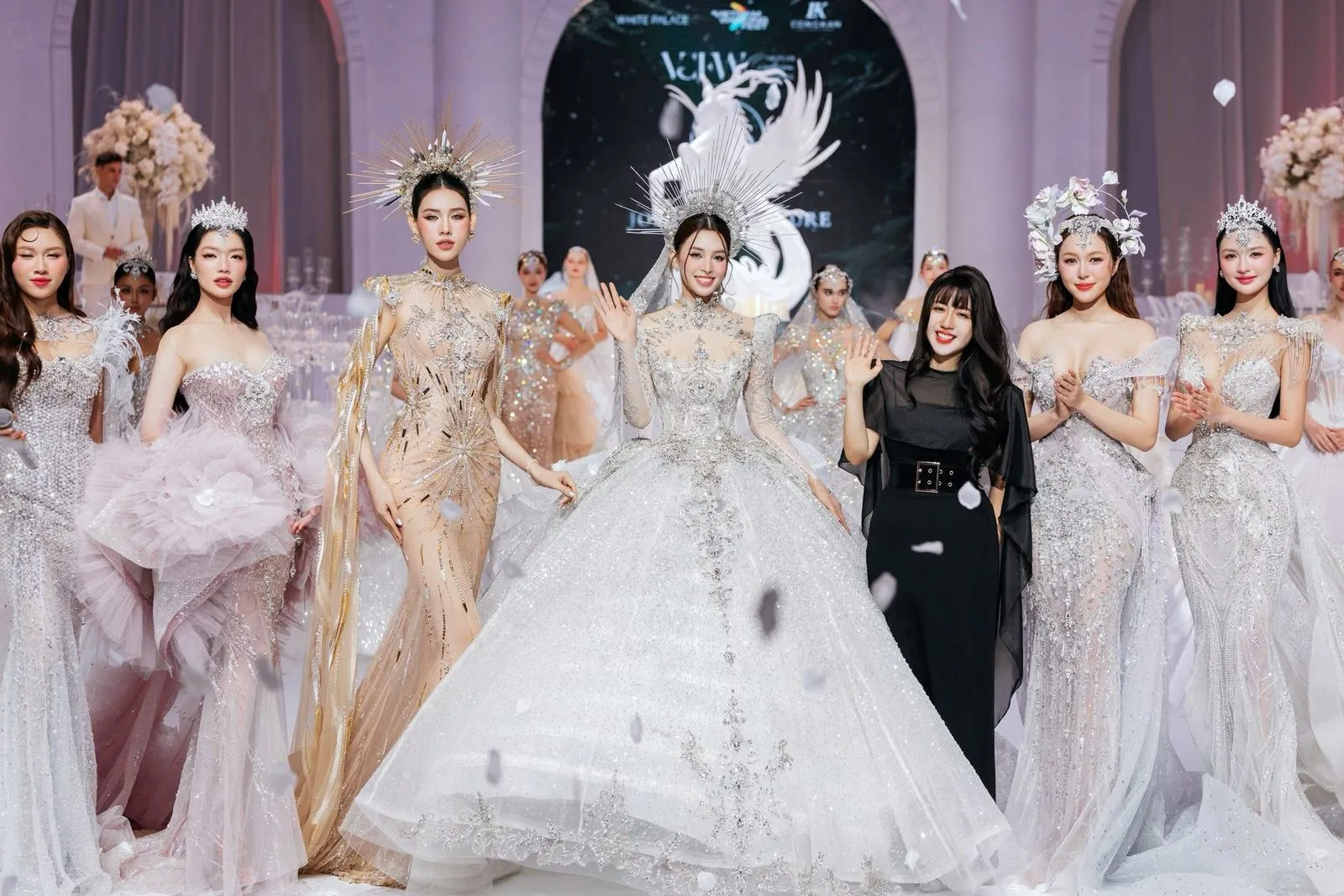 Hậu trường show cưới, nhóm người mẫu đội mấn hoa và váy cưới, KINKAY Sài Gòn