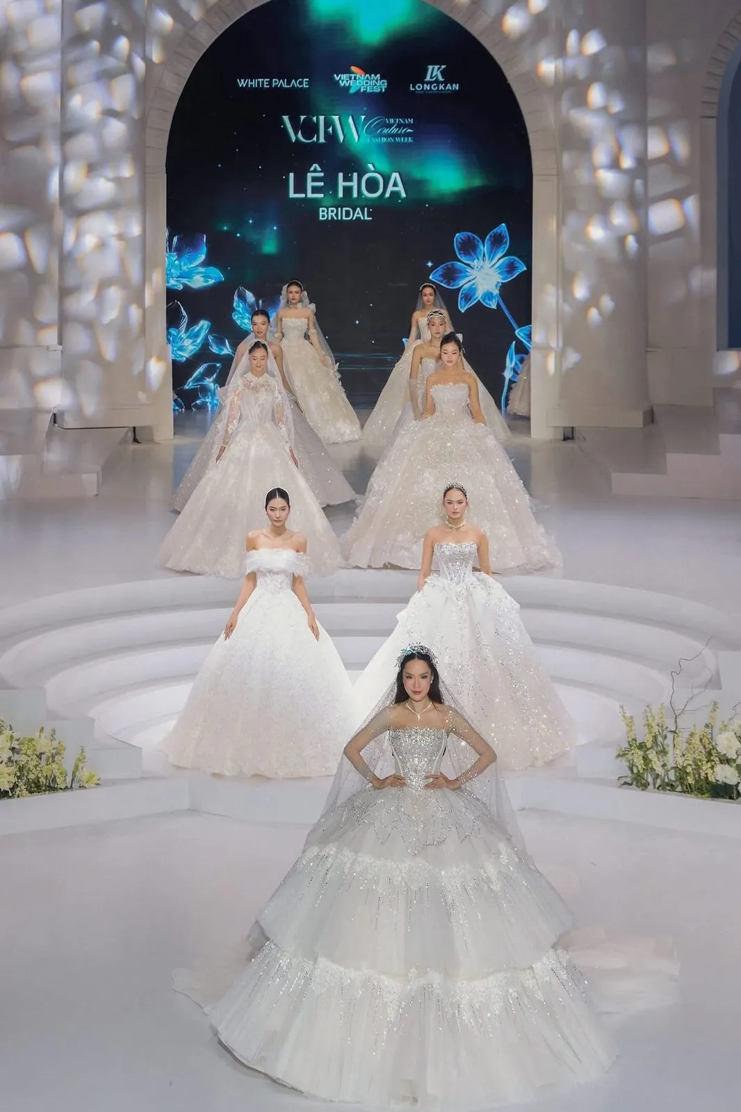 Dàn người mẫu áo cưới trên sân khấu show cưới, makeup và tóc do KINKAY thực hiện, TP.HCM