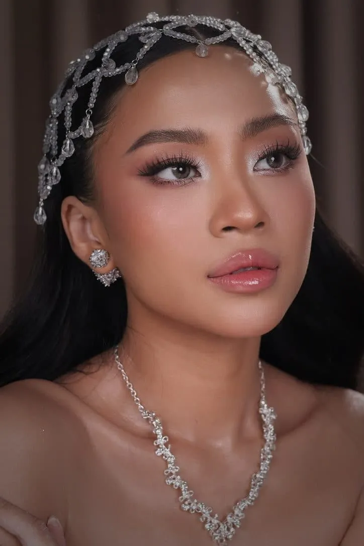 Cô dâu đội vương miện đá mảnh, mắt khói ấm, vòng cổ đá bản lớn, makeup bởi KINKAY, TP.HCM