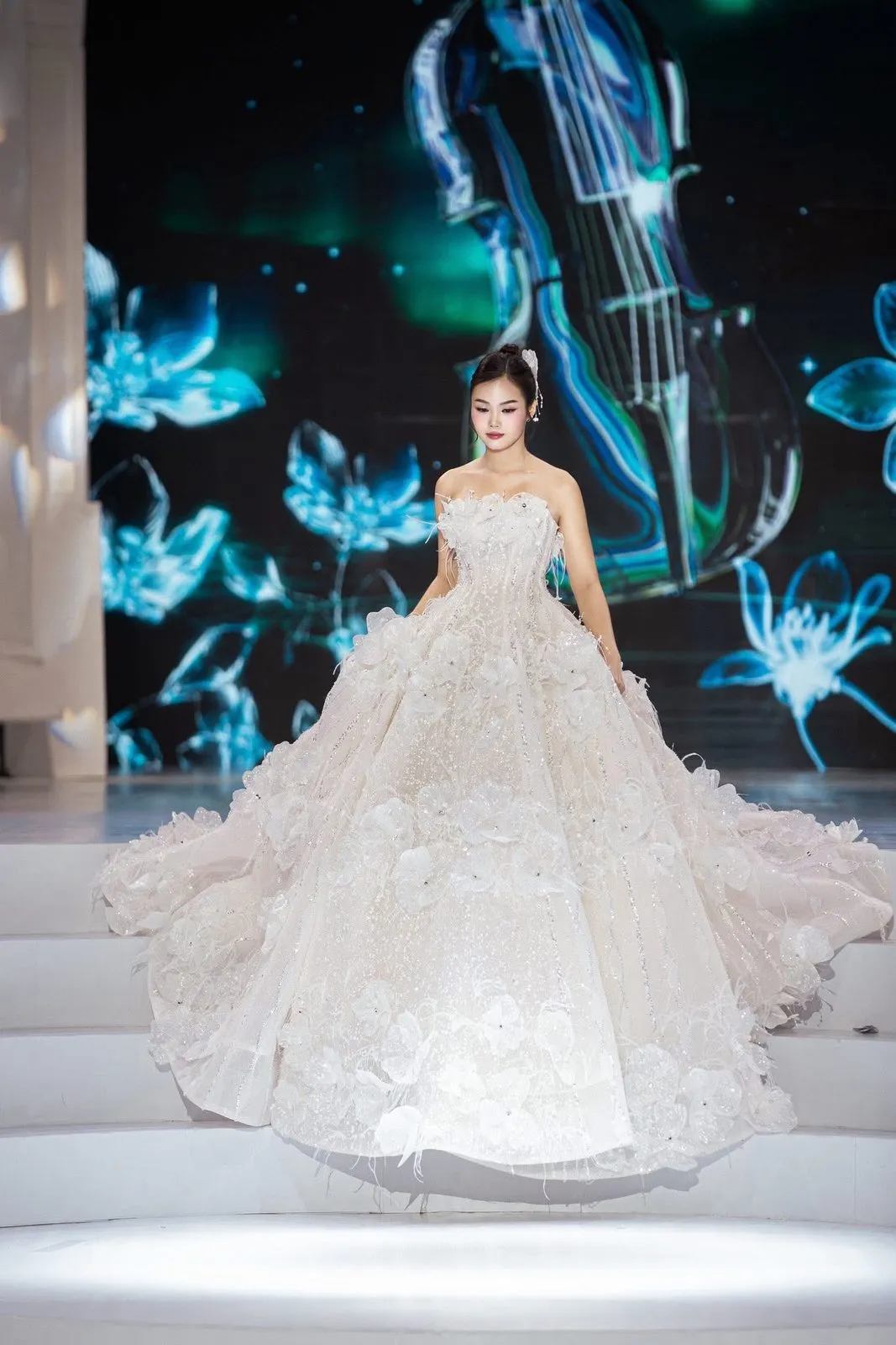 Người mẫu áo cưới xòe lớn trên sàn diễn, tóc búi gọn, trang điểm bởi Kay, KINKAY TP.HCM