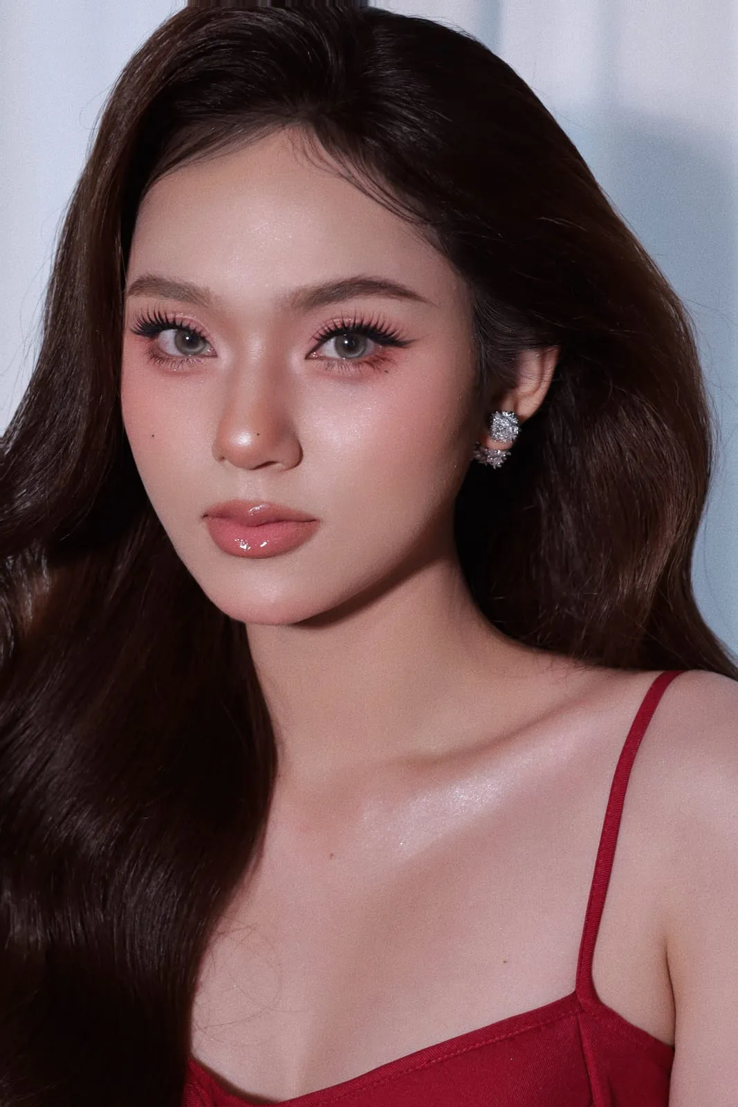 Cô dâu tóc nâu sóng dài, mắt tông hồng, áo hai dây đỏ, makeup bởi KINKAY, TP.HCM