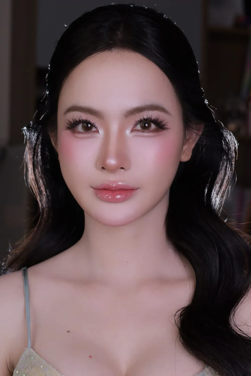 Cô dâu tóc đen sóng dài kẹp đá, lớp nền căng bóng, môi hồng, KINKAY TP.HCM