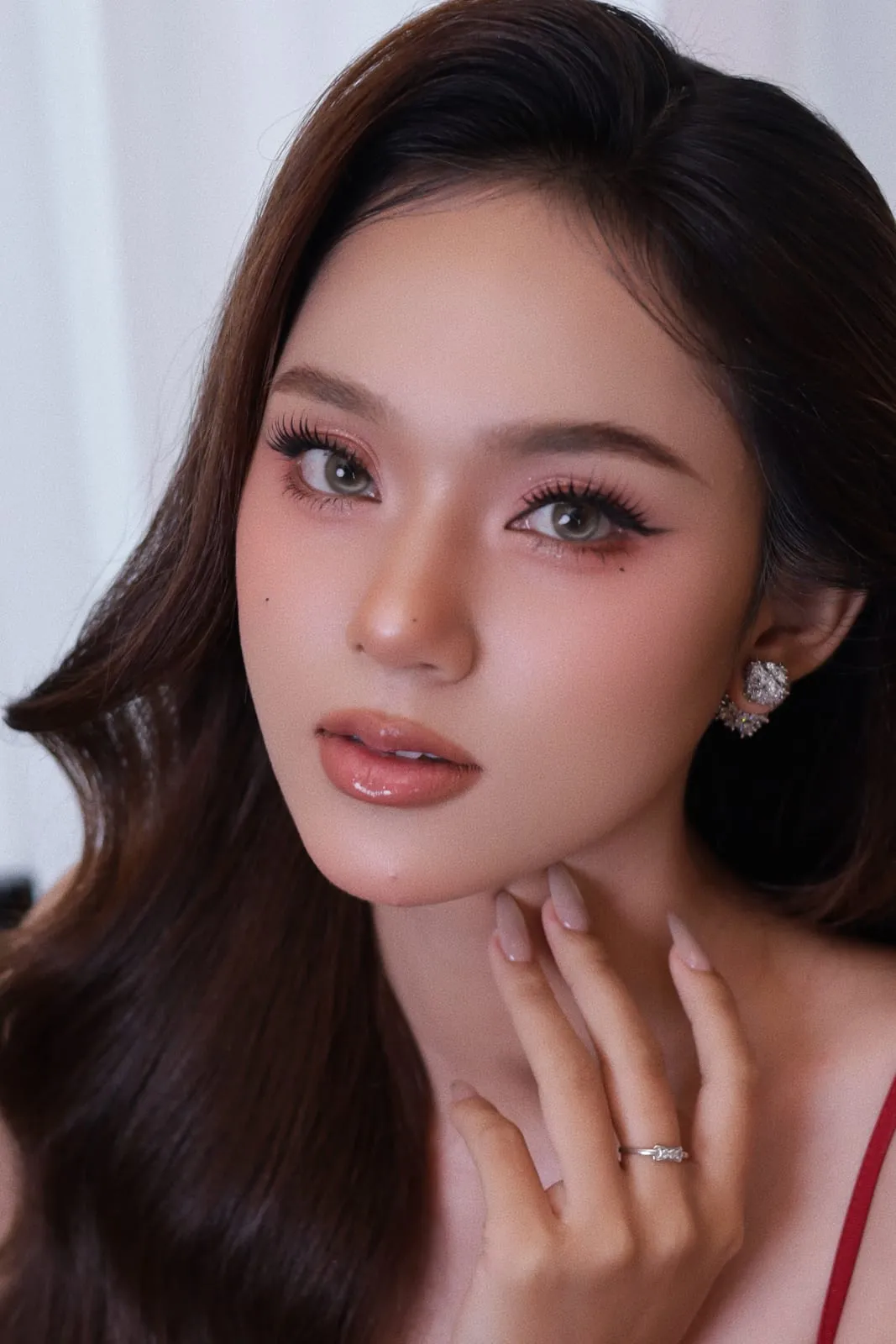 Cô dâu tóc nâu uốn lơi, mắt nâu nhạt, môi nude, khoe nhẫn cưới, trang điểm bởi Kay, KINKAY TP.HCM