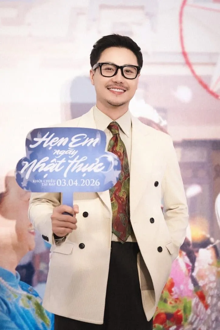 Nghệ sĩ nam vest trắng tại sự kiện ra mắt, tóc và trang điểm nam bởi KINKAY, TP.HCM