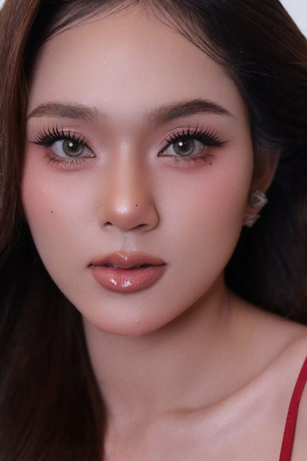 Cận cảnh lớp makeup tông hồng nhũ, môi bóng và lông mi dày, KINKAY Sài Gòn