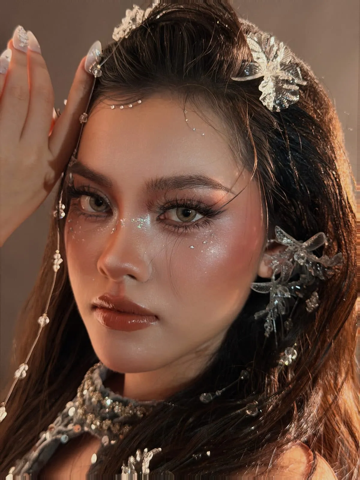 Cô gái đưa tay lên tóc cài pha lê, nhũ mắt lấp lánh, KINKAY Sài Gòn