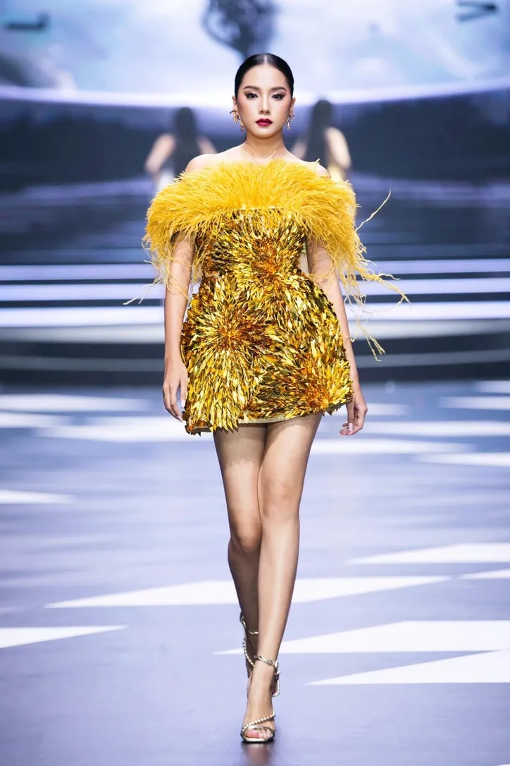 Người mẫu catwalk, đầm ngắn ánh vàng kim viền lông vũ, KINKAY Sài Gòn
