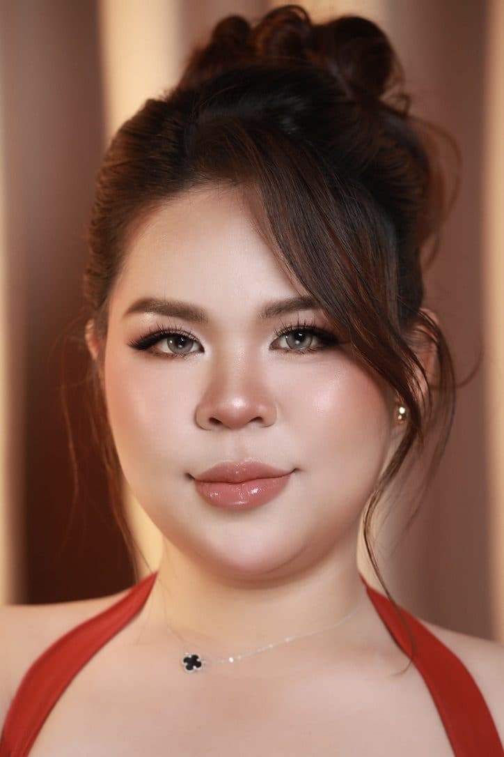 Khách dự tiệc búi tóc cao rối, mắt kẻ mèo, môi nude, áo đỏ, makeup bởi KINKAY, TP.HCM