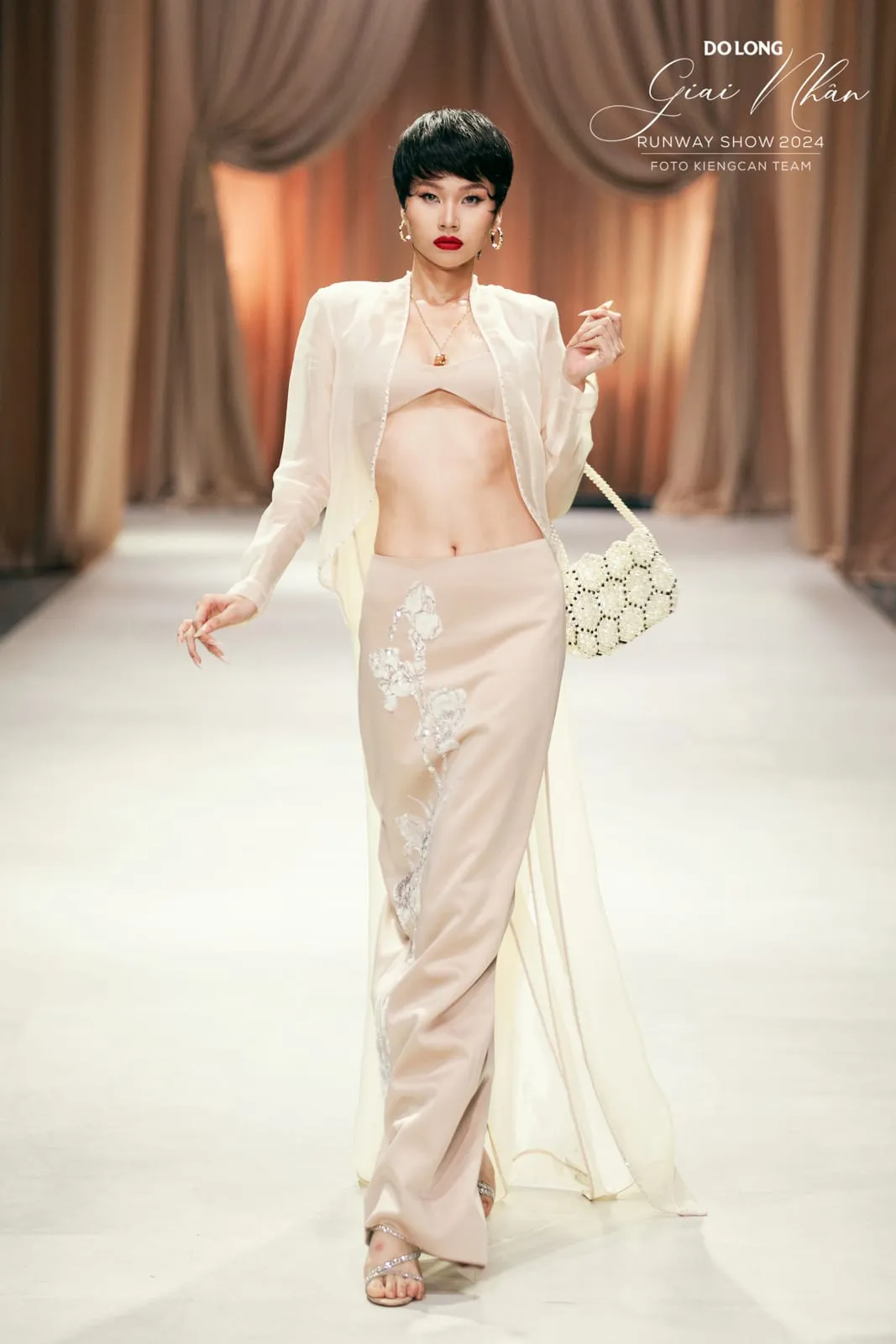 Người mẫu tóc pixie sải bước runway trong set lụa màu kem, KINKAY Sài Gòn