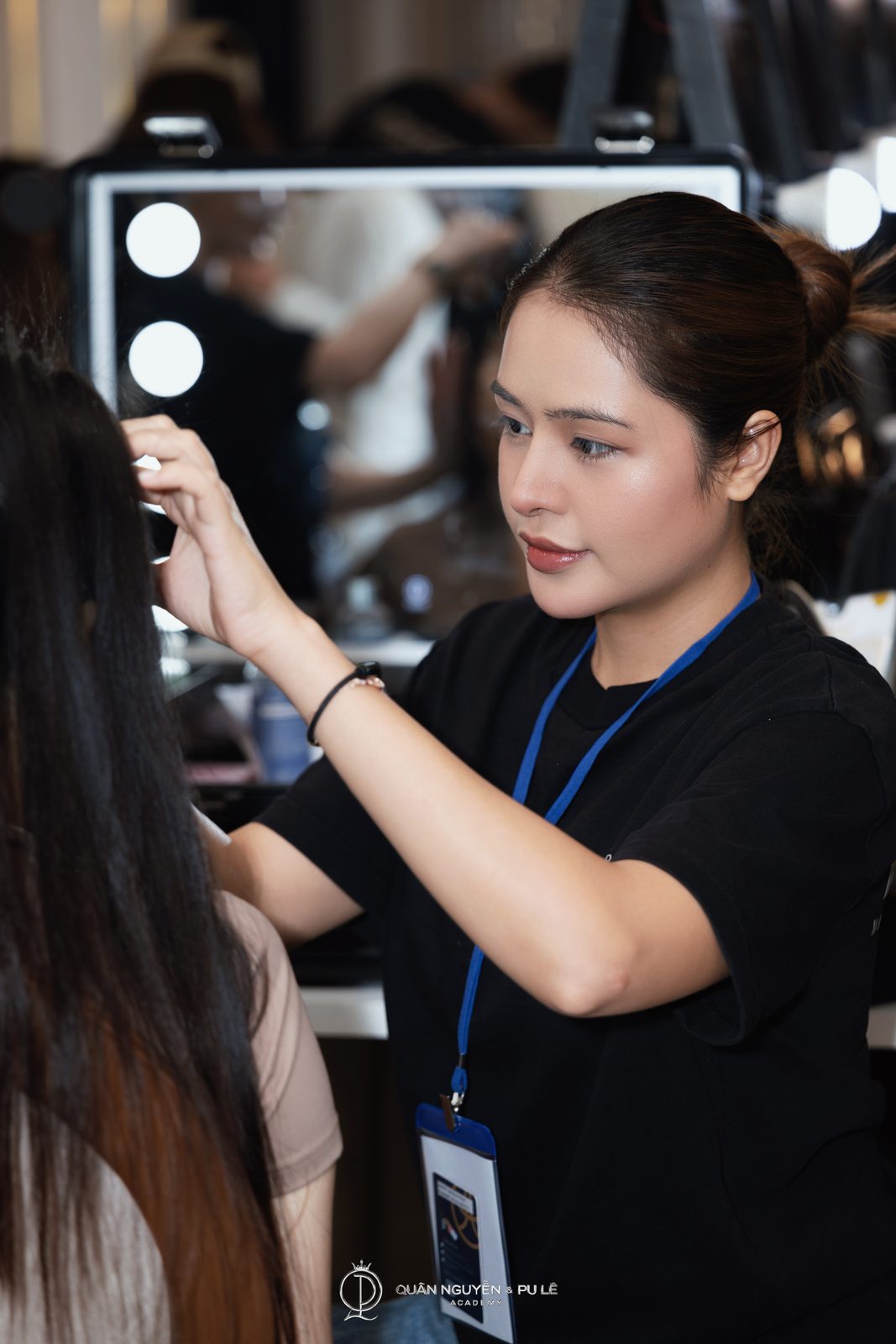 Chỉnh look cho thí sinh trong hậu trường Miss Grand Vietnam 2026
